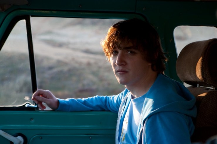magic-valley-kyle-gallner-a-bordo-di-un-auto-in-una-scena-del-film-drammatico-di-jaffe-zinn-220748